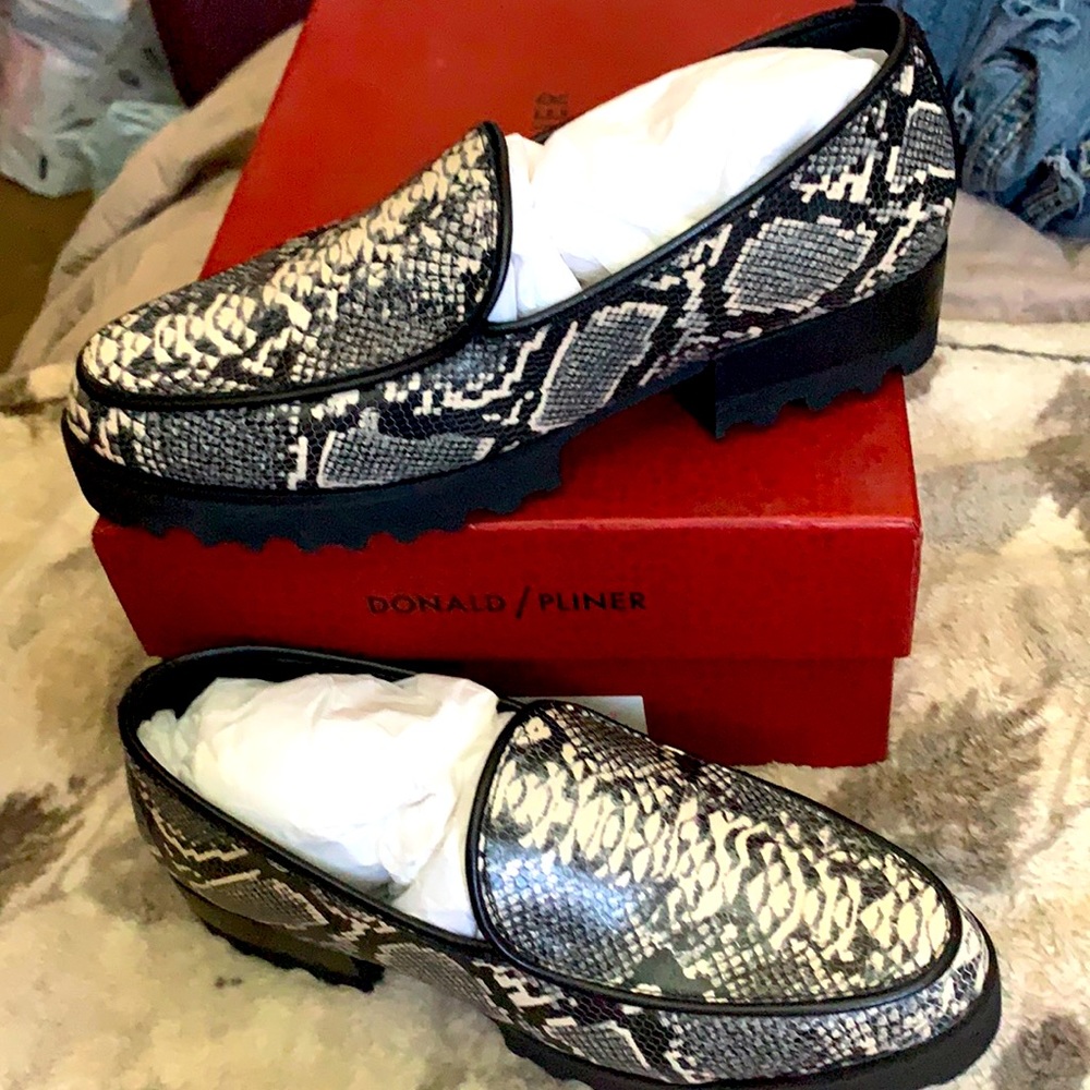 Donald Pliner Off white Python print loafers